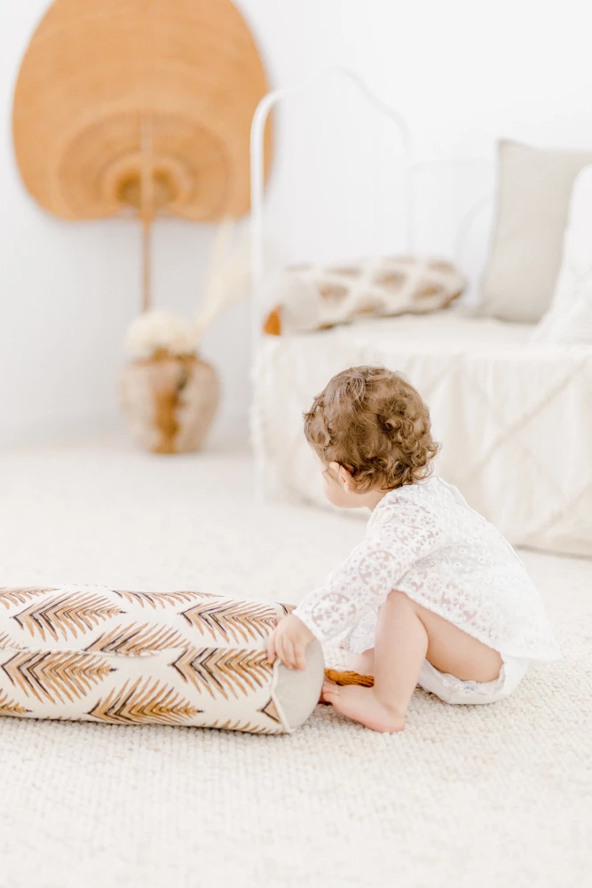 enfant bonheur jouer gris marron